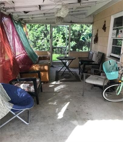 Building Photo - 4 Bedroom w/ POOL and Huge yard!