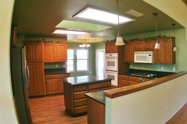 Building Photo - 4 Bed Home, 3 Car Garage! Zia School Distr...