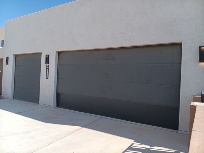Building Photo - Stunning 4-bedroom, 3.5-bathroom home loca...