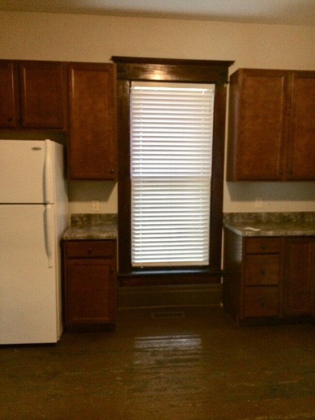 Building Photo - 4 BEDROOM 2 1/2 BATH NEAR WKU CAMPUS