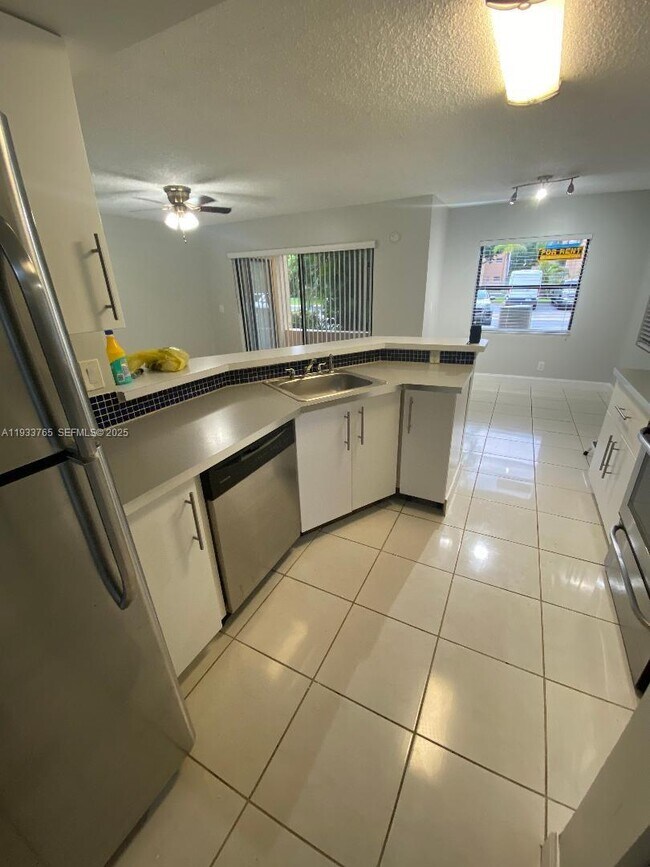 Building Photo - 9999 Summerbreeze Dr