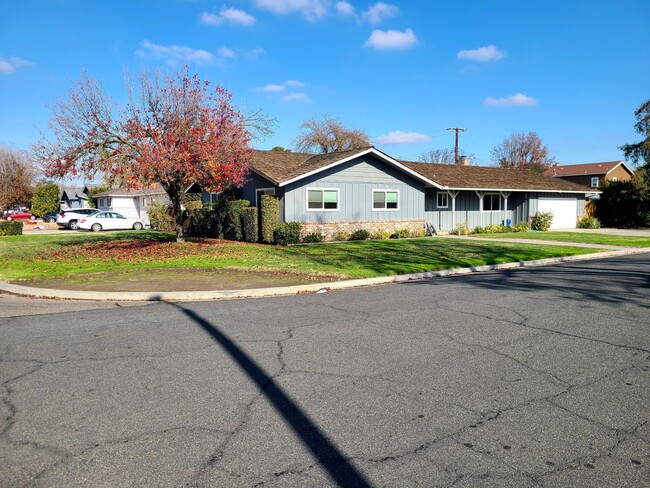 Building Photo - Well maintained home for rent in Visalia