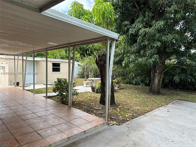 Building Photo - 10500 NW 28th Ct