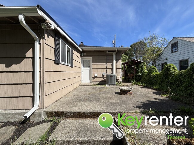 Building Photo - Gorgeous 3 Bed 1 Bath Home in Lakewood, WA!