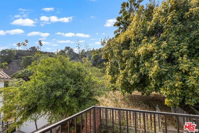 Building Photo - 2565 Canyon Dr