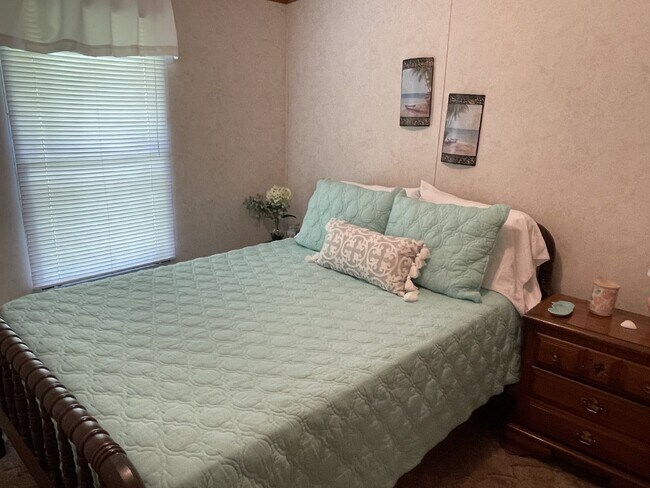 Building Photo - Furnished 3 bedroom 2 full bathroom Manufa...