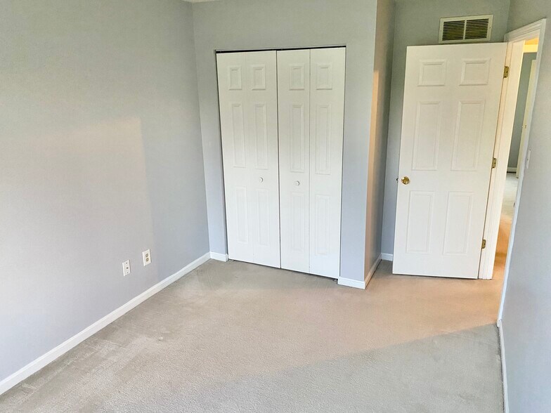 Building Photo - 202 Meadowview Dr