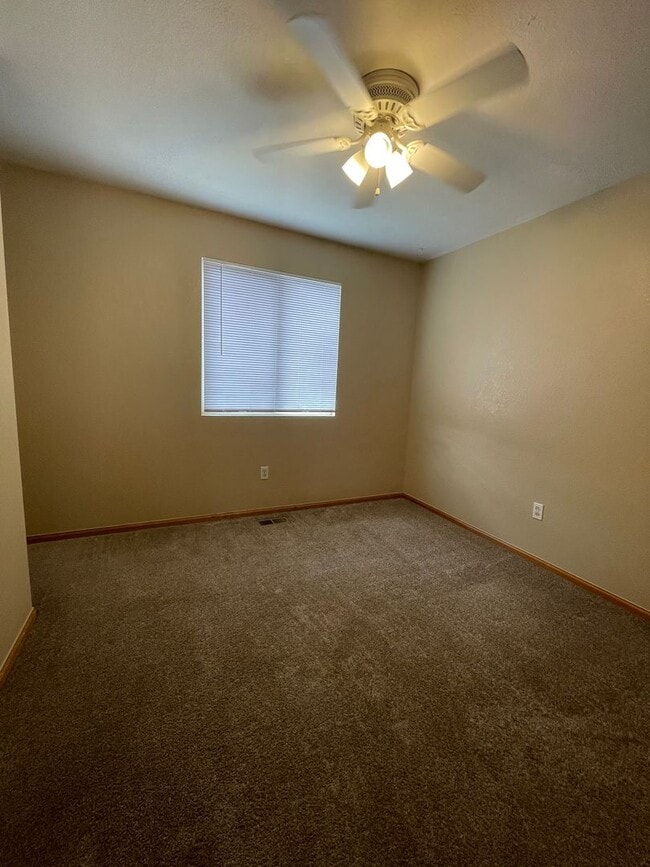 Building Photo - 3 Bedroom 2 Bath House in Thornton Available Now!