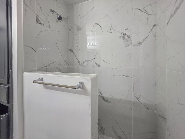 Building Photo - Charming 3-Bed, 2.5-Bath Home in Bethany w...