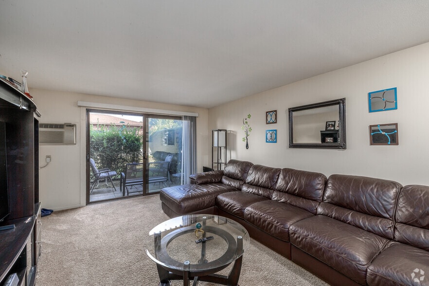 2BR, 2BA - 960SF - Living Room - Chicopee Mews