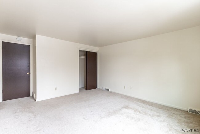 Building Photo - 140 Ayrault Dr