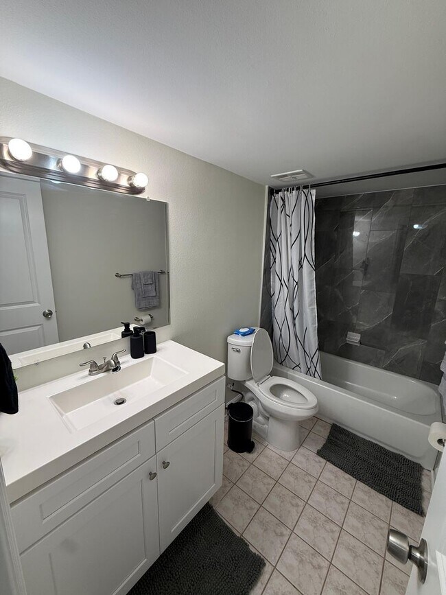 Building Photo - Furnished first floor Brand new renovated apartment