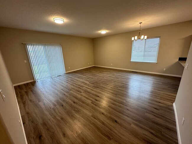 Building Photo - 553