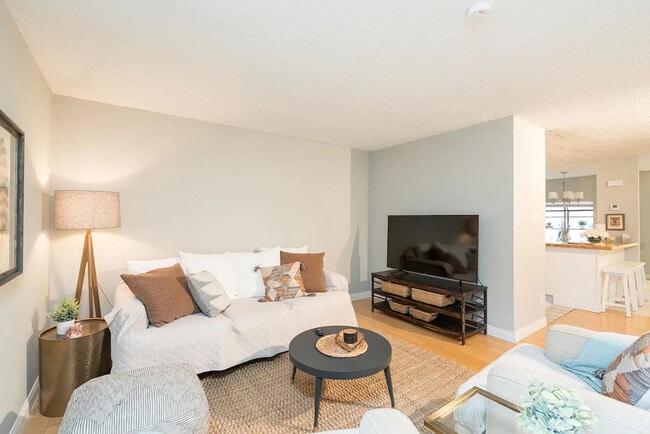 Building Photo - 2000 Quiet Stream Dr