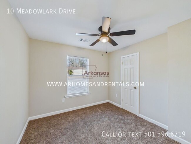 Building Photo - 10 Meadowlark Dr