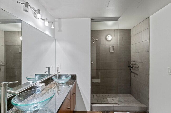 Building Photo - Fully Furnished 2 Bed / 2 Bath Modern Apartment Near Union Station! $2695.00!