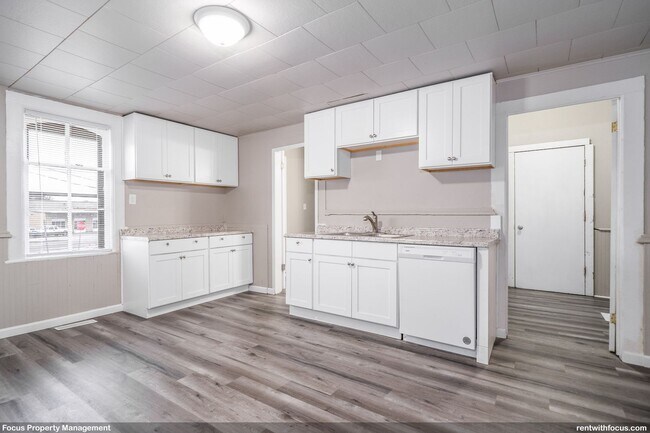 Building Photo - 213 Manitowoc St