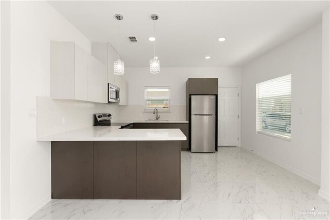 Building Photo - 11 Notre Dame Ave