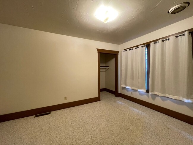 Building Photo - Close to GU Campus