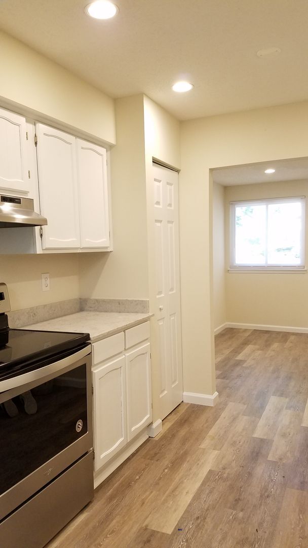 Building Photo - Renovated townhouse in established Frederi...