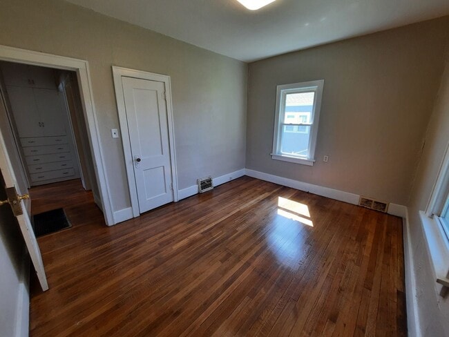 Building Photo - Pet Friendly Home with Fenced Back Yard and Hardwood Floors!