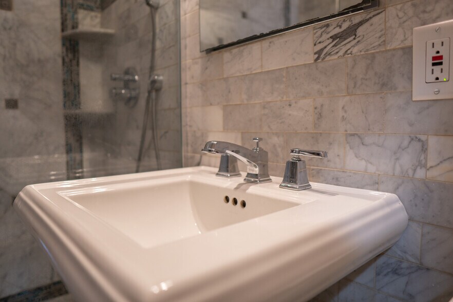 Primary Photo - 1 Parker Hill Ter