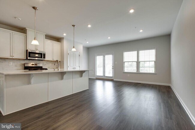 Building Photo - 7912 N Gladden Farm Way