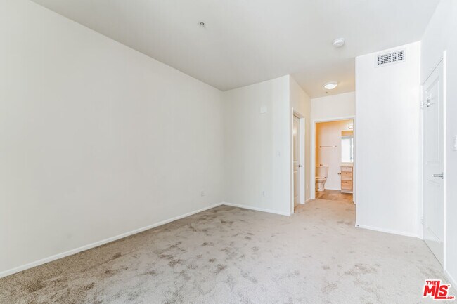 Building Photo - 6400 Crescent Prk E