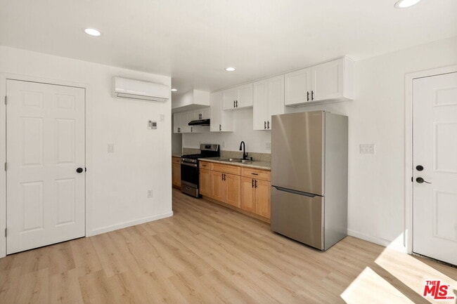 Building Photo - 435 W Elk Ave