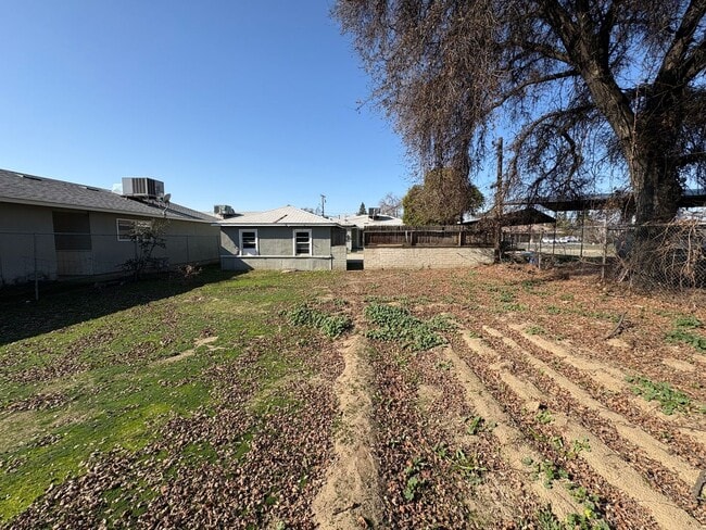Building Photo - Cozy Home On Spacious Lot near Ballpark coming soon!
