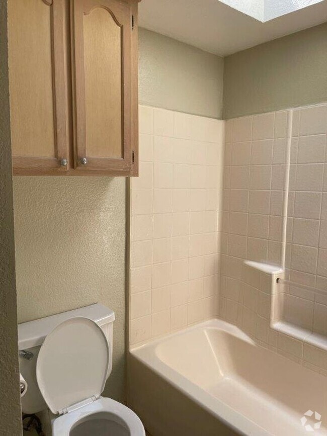 Building Photo - Rare 4 bedroom 2 bath in Moore Schools. 2 ...
