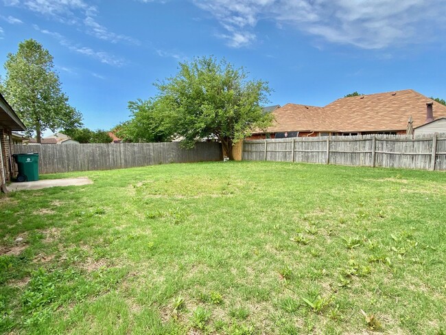 Building Photo - Cute 3 Bed In Mustang Schools