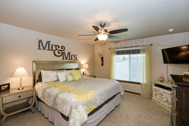 Building Photo - Luxury Iowa City townhouse close to UIHC and Kinnick