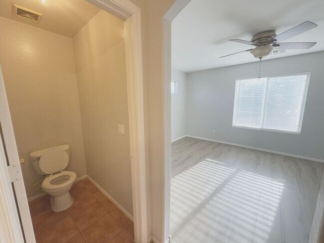 Building Photo - Large 4Bedrooms- 3Bath Home!!!