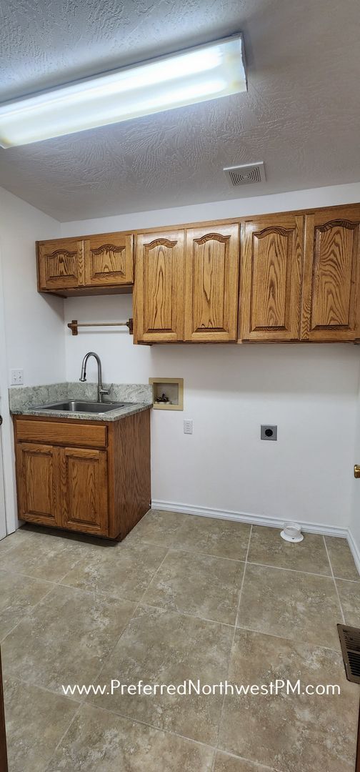 Building Photo - Great 3 Bedroom House with Acreage in Lowell
