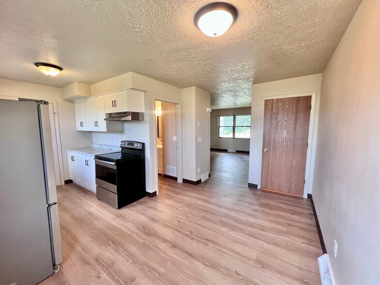 Building Photo - 730 Crestview Dr