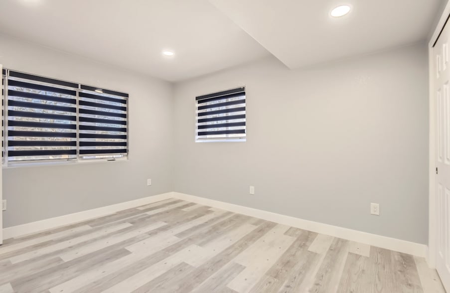 Building Photo - 15721 E Lake Cir