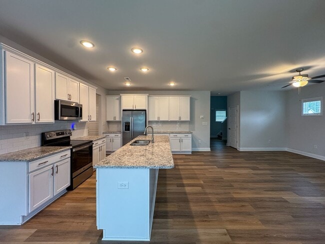 Building Photo - Beautiful 3 Bed 2.5 Bath Home in Raeford