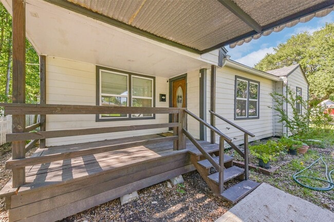 Building Photo - 1102 W Hart Ave