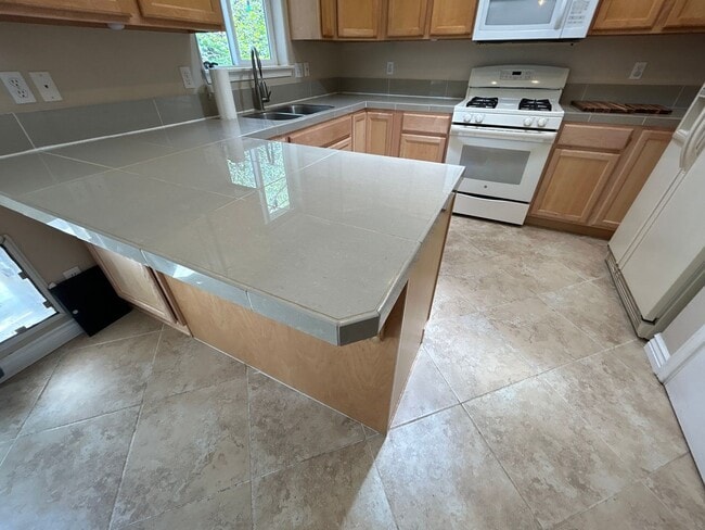 Building Photo - 3 Bedroom Home in SW Bend Just Minutes From the Old Mill