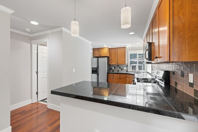 Building Photo - Stylish 3 bedroom townhome in Madison Valley!