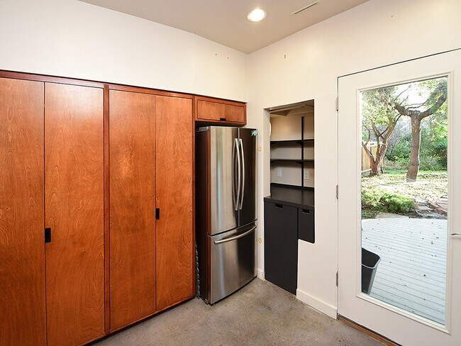 Building Photo - Cool House | 50% Off First Months Rent