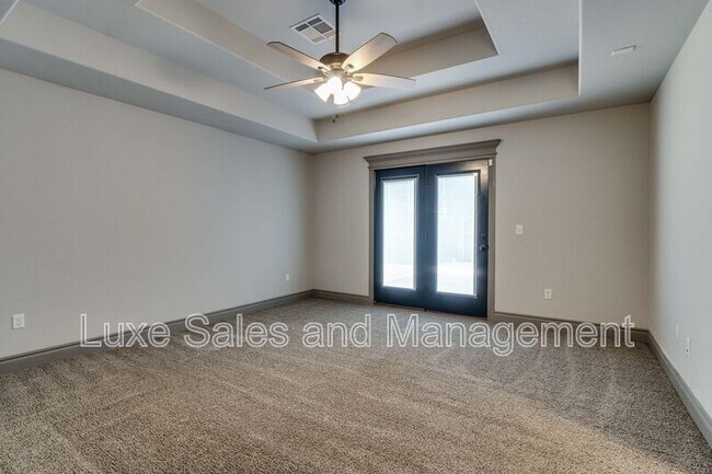 Building Photo - 6133 Oxnard St