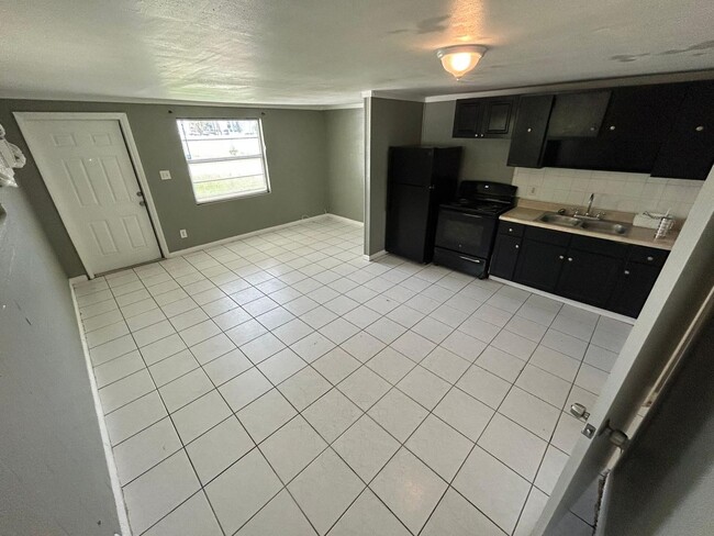 Building Photo - Cute & Quaint 1/1 in Tampa! ASK ABOUT OUR MOVE IN SPECIALS!!