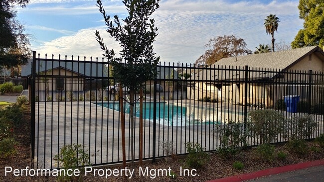 Building Photo - 3 br, 1 bath House - 76 W. Sierra Ave #108