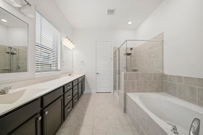 Building Photo - 10906 Perennial Mist Dr