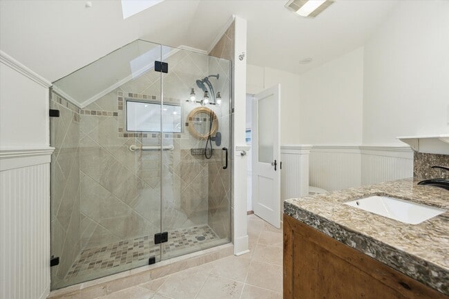 Building Photo - 208 E 12th St