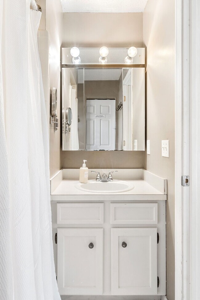 Building Photo - 46 Forest Trail Ct