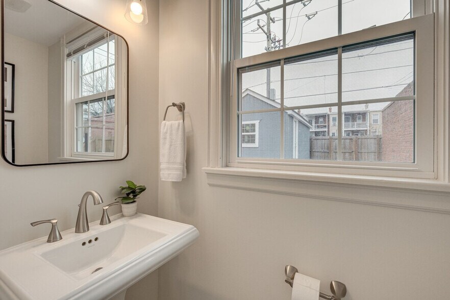 Building Photo - 2312 Rosewood Ave