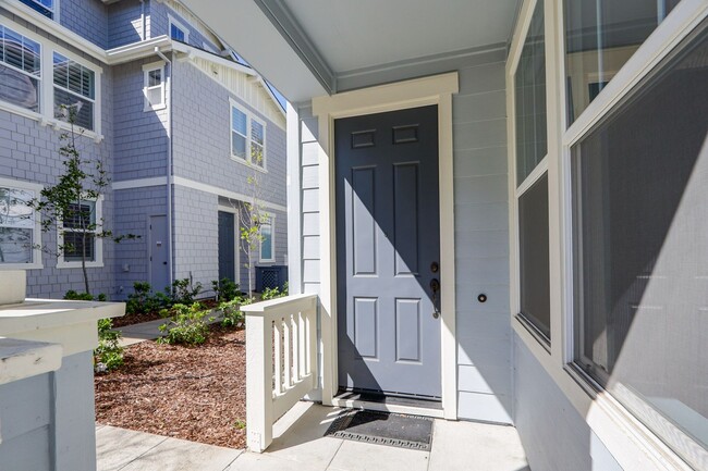 Building Photo - 3 Bed / 2.5 Bath beautiful end unit townhome with tons of upgrades. YouTube Tour!!